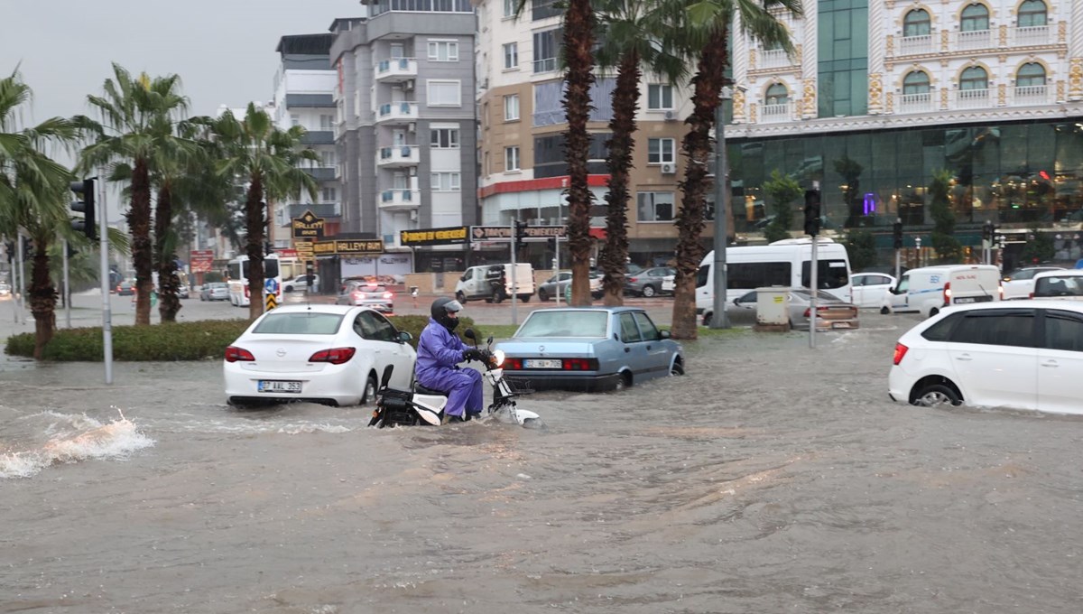 Antalya'da şiddeti yağış: Yollar göle döndü, okullar tatil