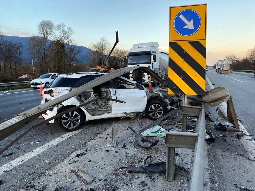 5 aracın karıştığı zincirleme kazada ortalık savaş alanına döndü - 7