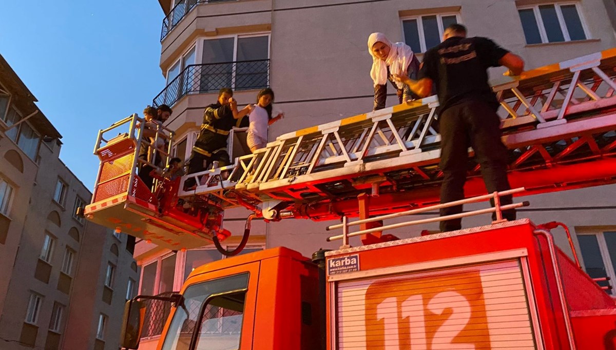 Hatay'da 5 katlı binada yangın: Mahsur kalan 25 kişiyi itfaiye kurtardı Hatay'da 5 katlı binada yangın: Mahsur kalan 25 kişiyi itfaiye kurtardı