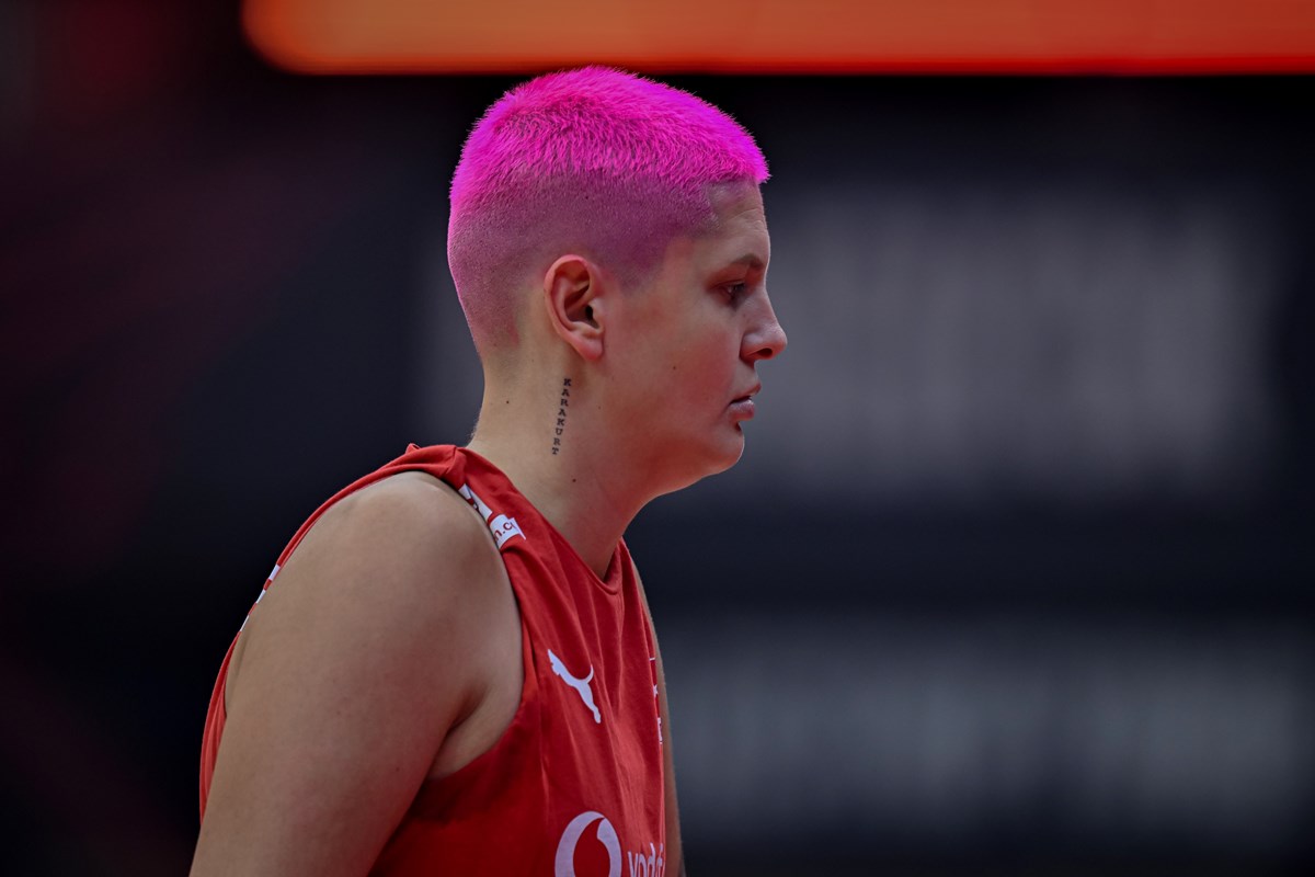 Yarı finale çıkılması durumunda saçlarını boyatacağını söyleyen Ebrar Karakurt