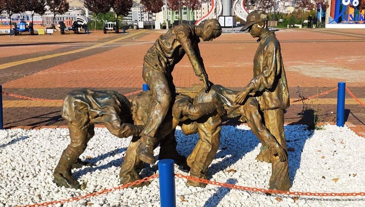 Rektörden 'uzun eşek heykeli' açıklaması