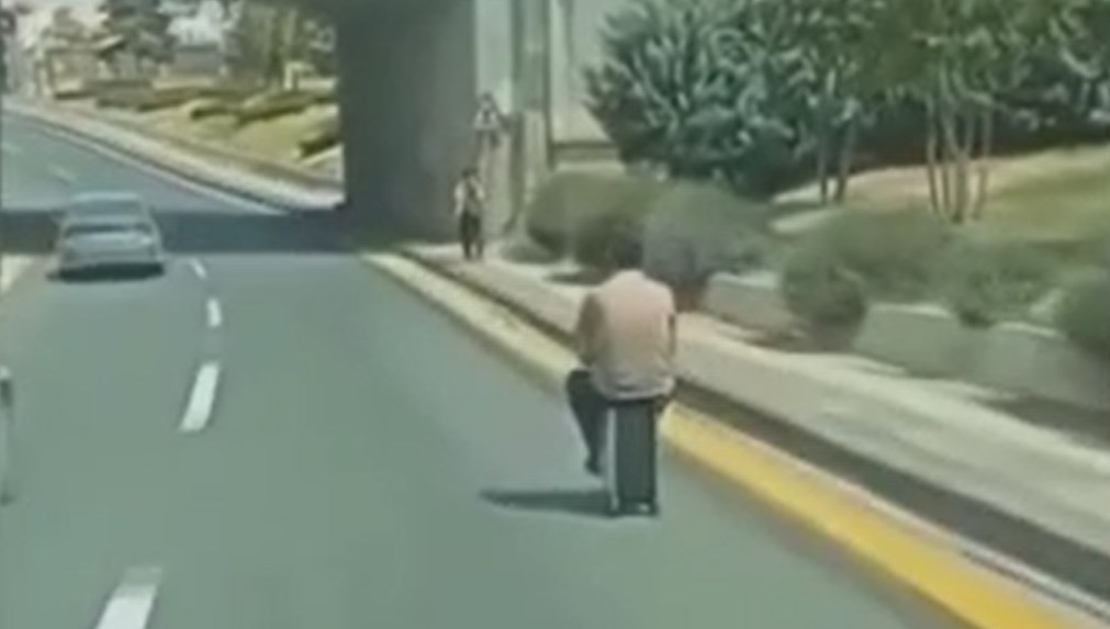 Ankara trafiğinde ilginç görüntü: Elektrikli valizle yolculuk