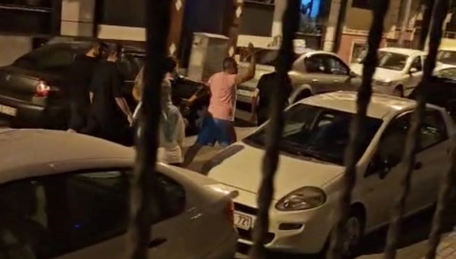 Gürültü yapan çocukları sokak ortasında dövdü