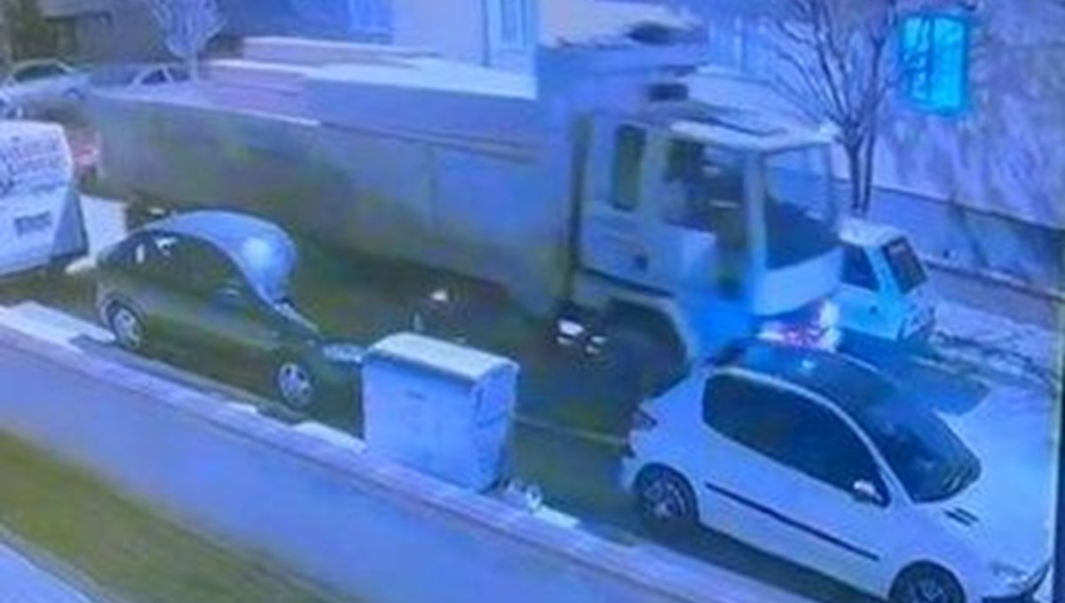 Kamyon, park halindeki araçlara çarpa çarpa ilerledi Kamyon, park halindeki araçlara çarpa çarpa ilerledi