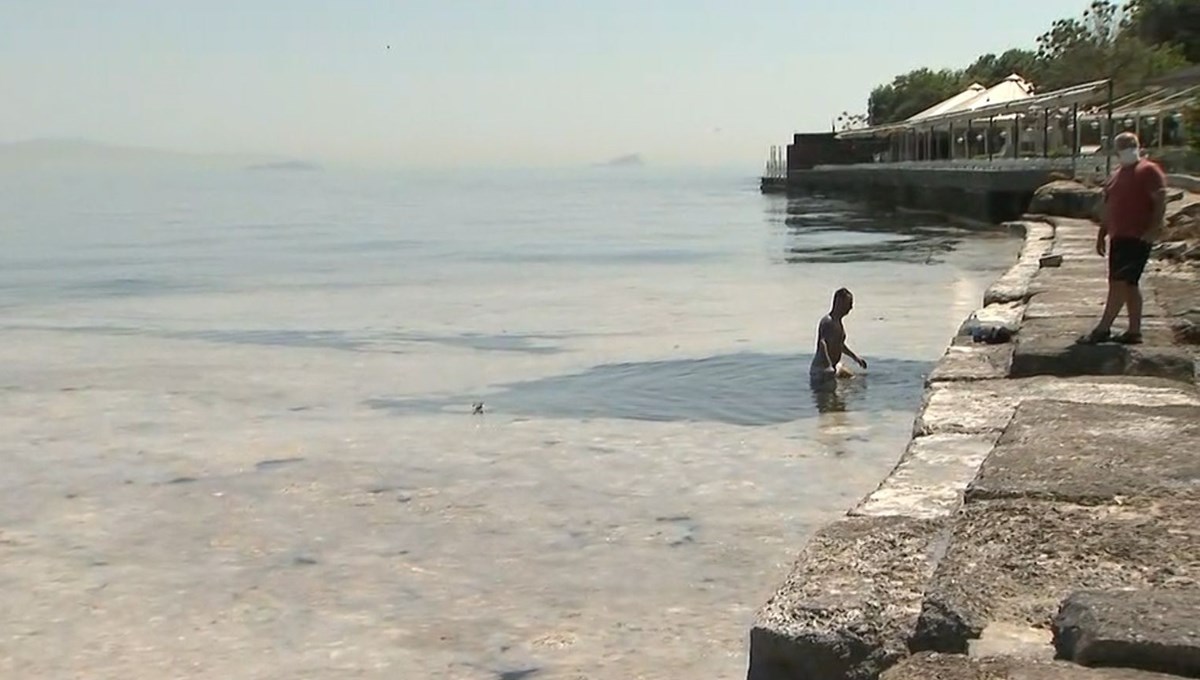 İstanbul’da müsilaja rağmen denize giren turist şaşırttı