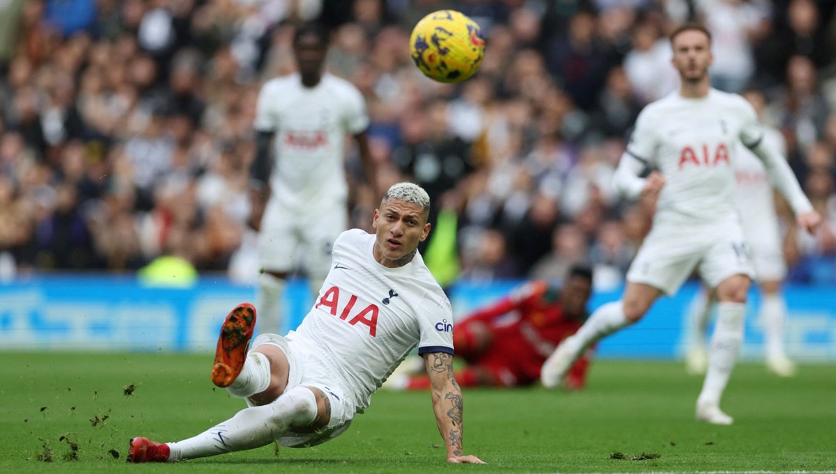 Tottenham'ın Brezilyalı yıldızı Richarlison yaklaşık 1 ay sahalardan uzak kalacak