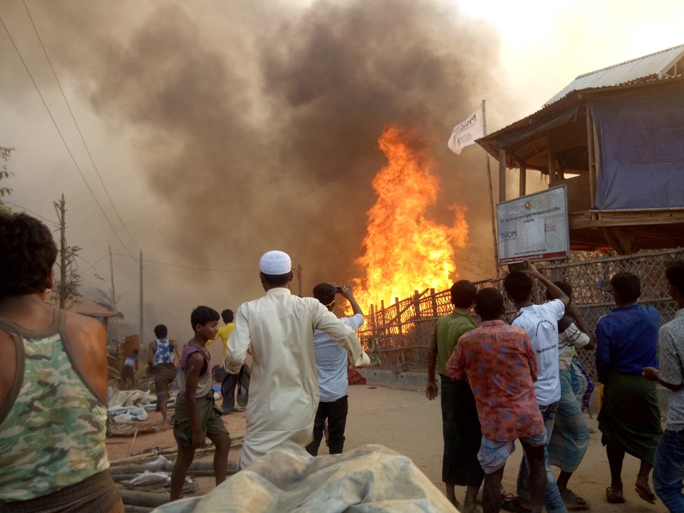 Bangladeş'te Arakanlı Müslüman mültecilerin kaldığı kamptaki yangında en az 15 kişi öldü - 1