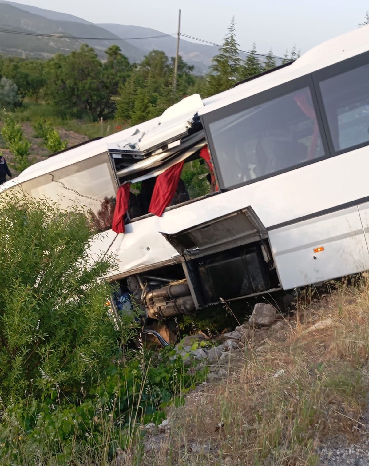 Yolcuların bir kısmı otobüsün camlarını kırıp dışarı çıktı. Yolcuların bir kısmı otobüsün camlarını kırıp dışarı çıktı.