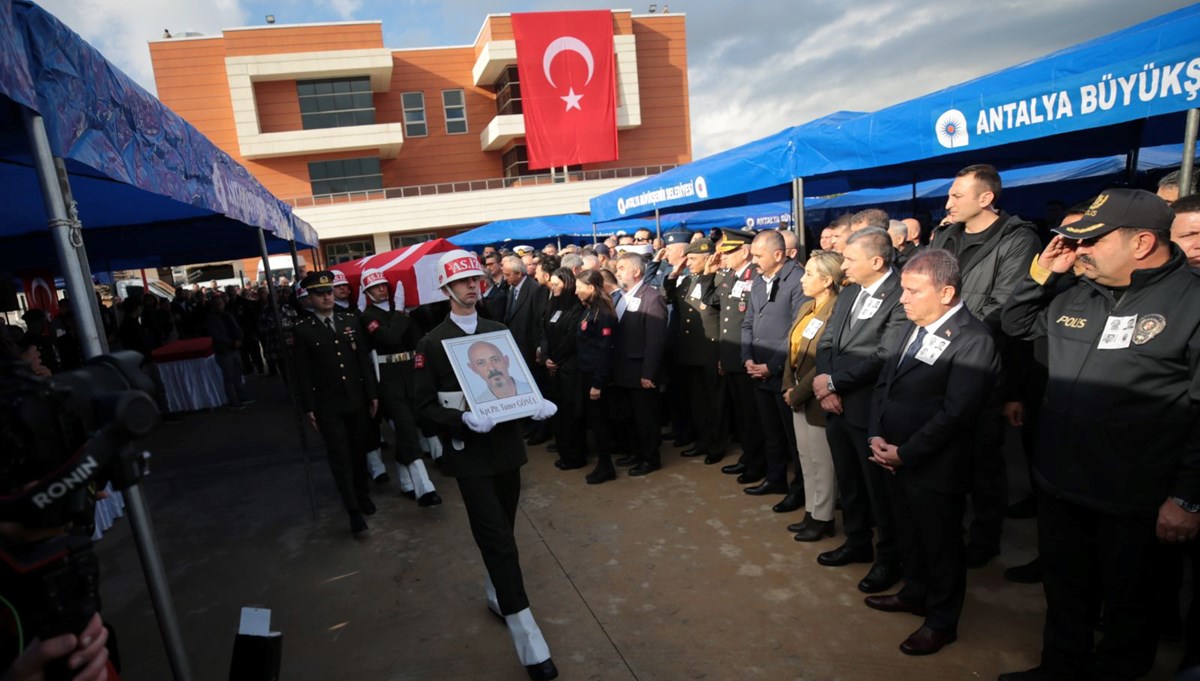 Helikopter kazası kurbanlarına veda: Antalya’da gözyaşları sel oldu Helikopter kazası kurbanlarına veda: Antalya’da gözyaşları sel oldu