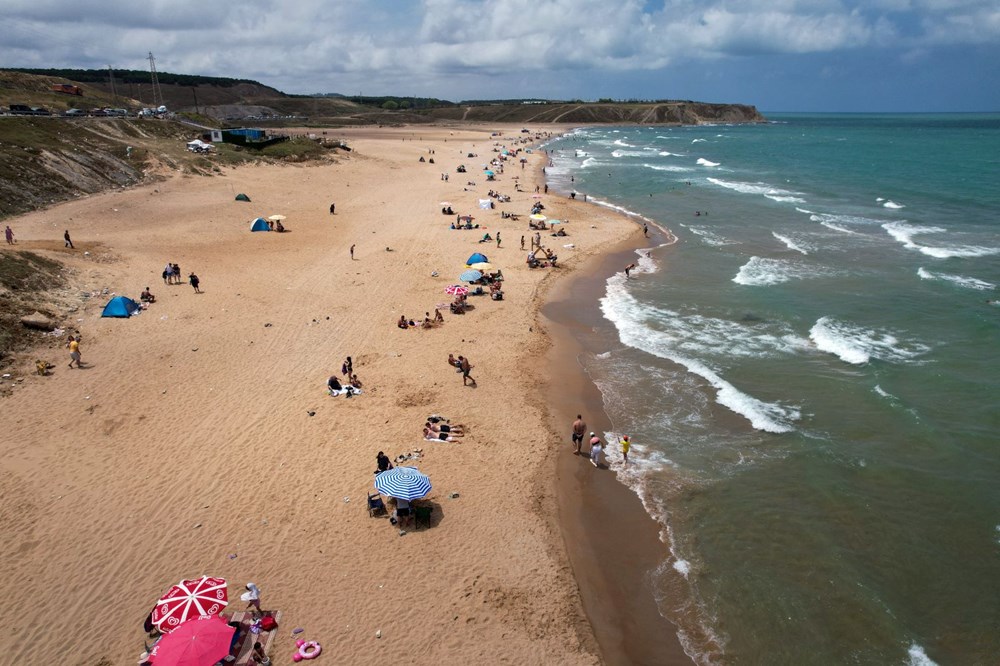 Yer: İstanbul! Sıcaktan bunalan inekler plaja indi - 6