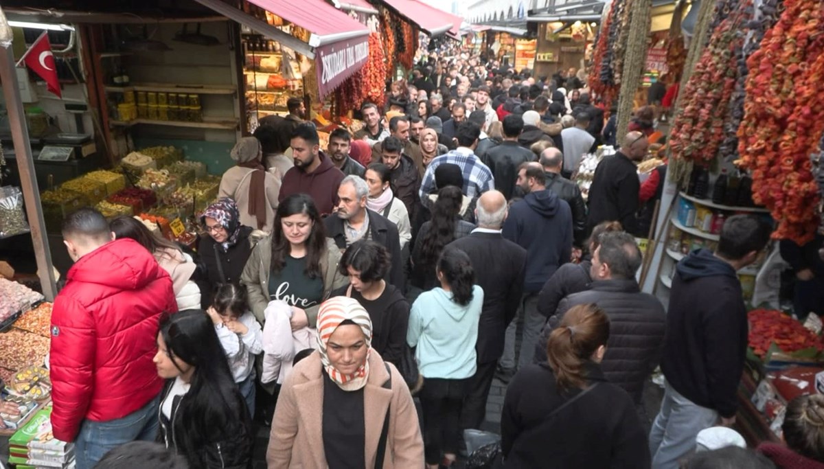 Eminönü’nde yılbaşı yoğunluğu