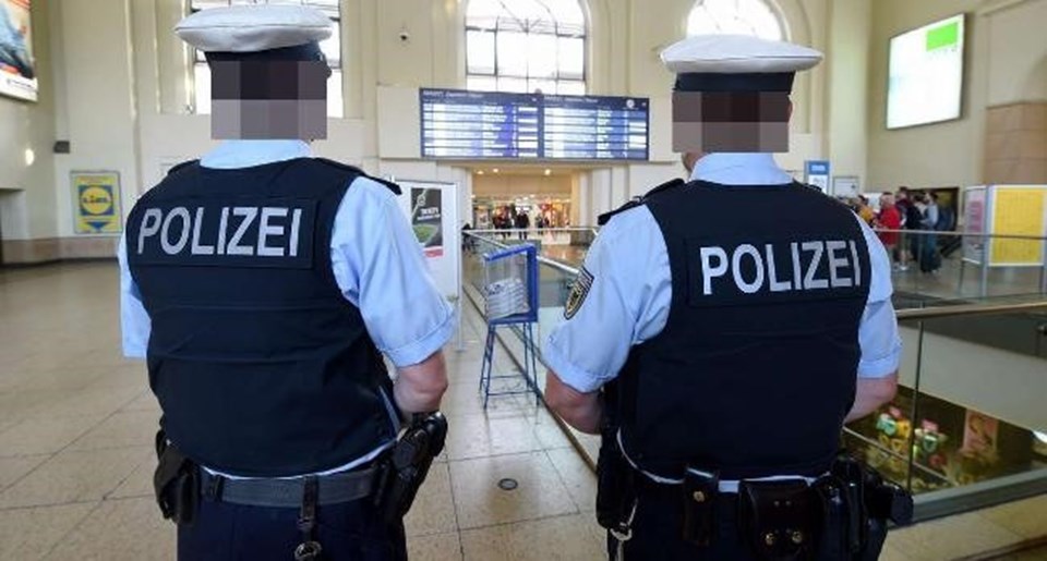 Alman polisi göçmene kokmuş domuz kıyması yedirdi - 1