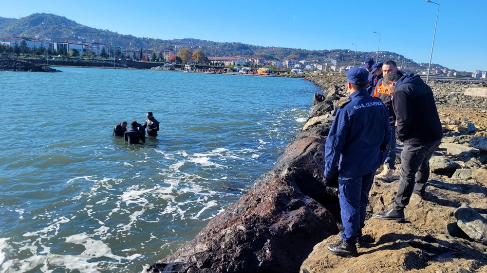 Dalgalara kapılan iki genç için denize atladı - 9