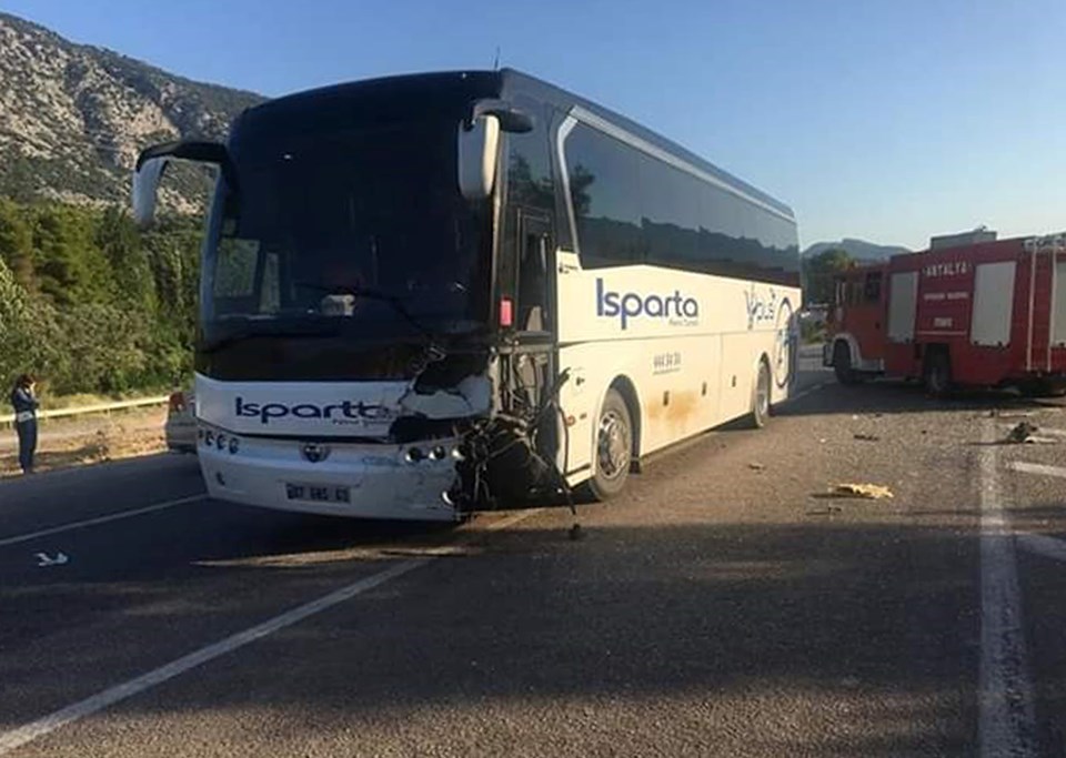 yolcu otobusuyle otomobil carpisti 2 olu 3 yarali son dakika turkiye haberleri ntv haber