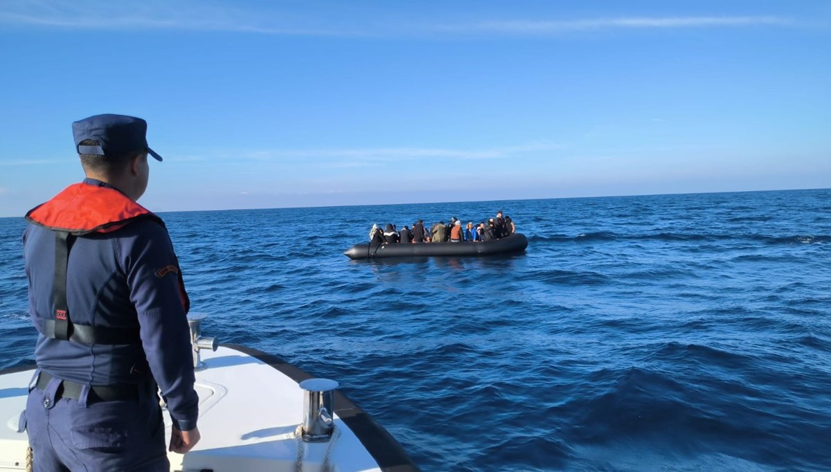 İzmir açıklarında 145 düzensiz göçmen kurtarıldı İzmir açıklarında 145 düzensiz göçmen kurtarıldı