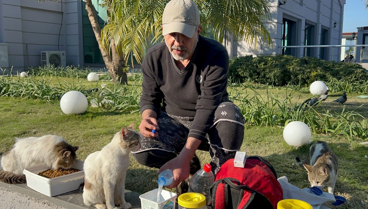 59 yaşındaki adam günde 8 kilometre yol katediyor: Merhameti ve davranışıyla takdir topladı