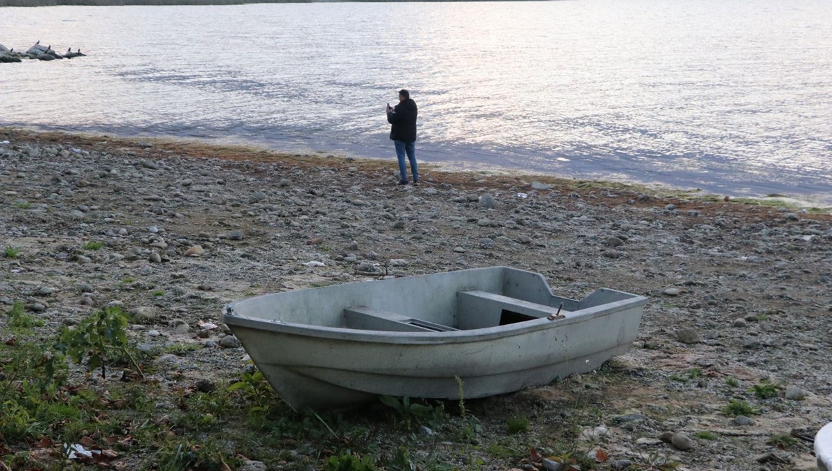 Sapanca Gölü'nde tehlike çanları çalıyor: Kayıklar karaya oturdu Sapanca Gölü'nde tehlike çanları çalıyor: Kayıklar karaya oturdu