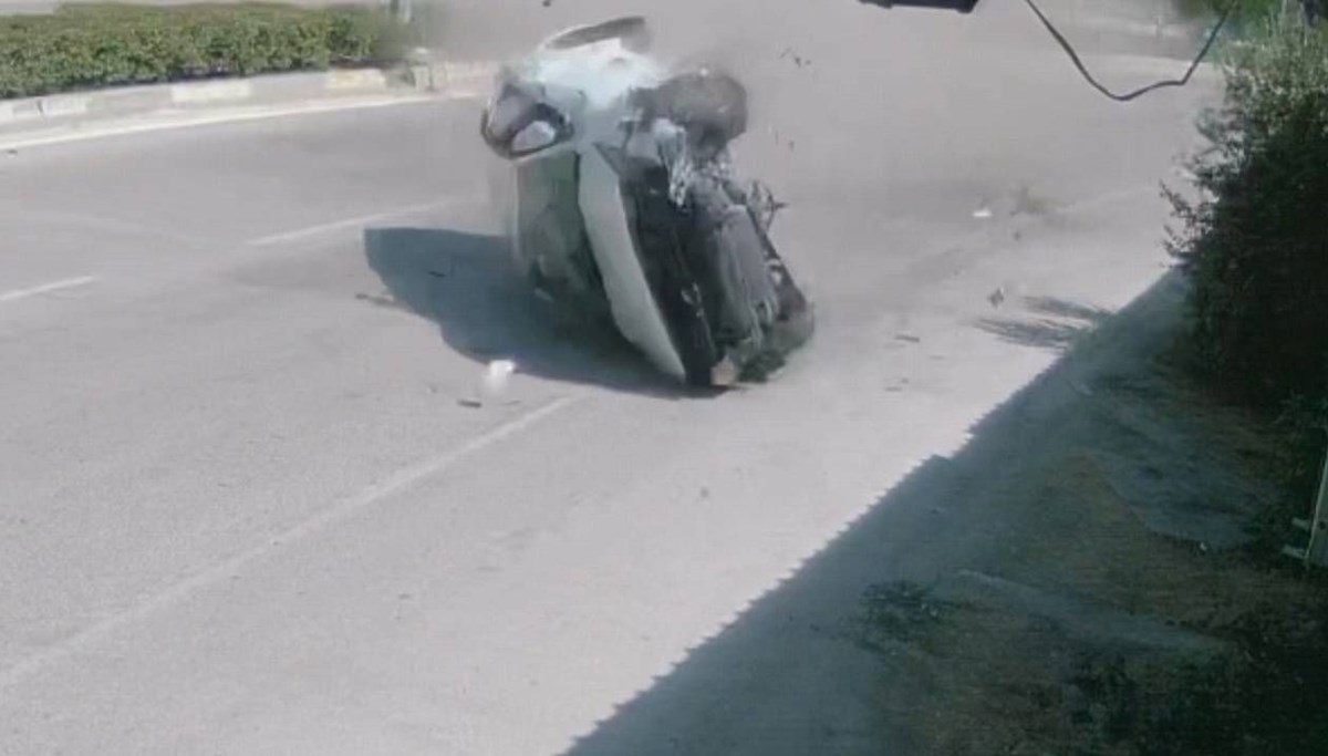 Refüje çarpan otomobil taklalar attı Refüje çarpan otomobil taklalar attı