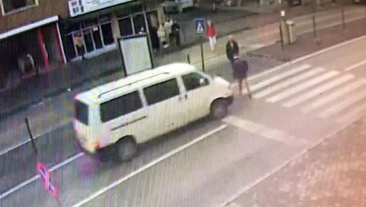 Yaya geçidinde minibüsün çarptığı kişi ağır yaralandı: O anlar kamerada Yaya geçidinde minibüsün çarptığı kişi ağır yaralandı: O anlar kamerada
