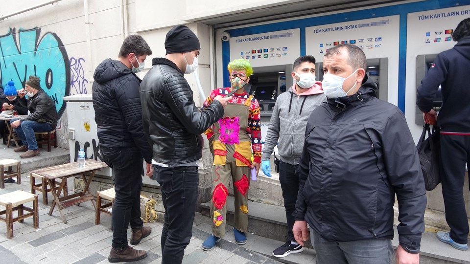 Taksim'de turistleri tehdit eden palyaçoya gözaltı - 2