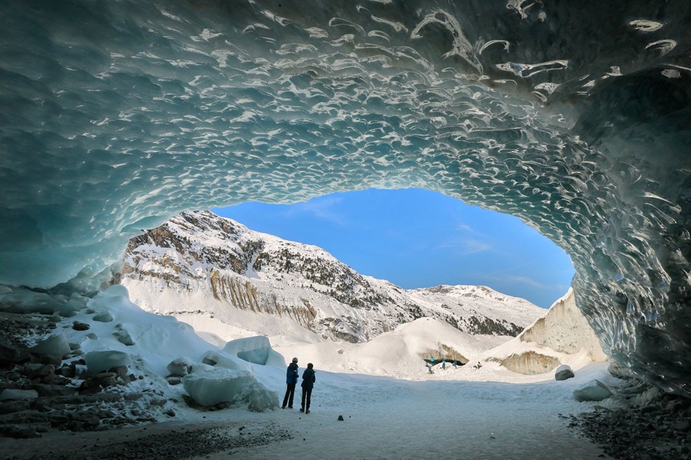 İsviçre'de buz şöleni: Buzulun içinde mağaralar oluştu! - 5