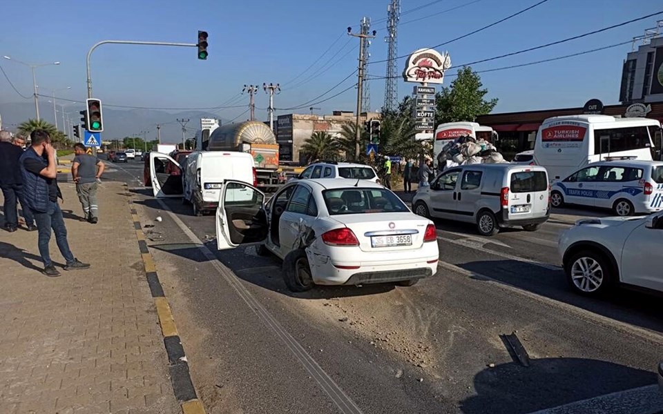 Refüje ve 6 araca çarpan otomobil, 117 metre sürüklendi: Sürücü ağır yaralı - 1