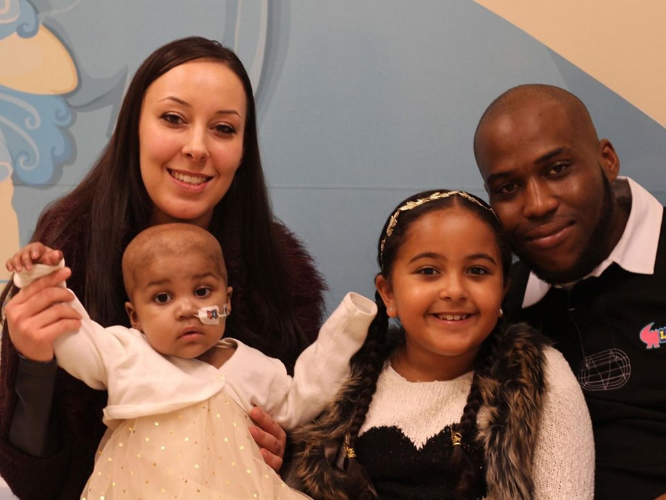 Layla Richards tedavi sonrası ailesiyle kameralara poz verdi.
