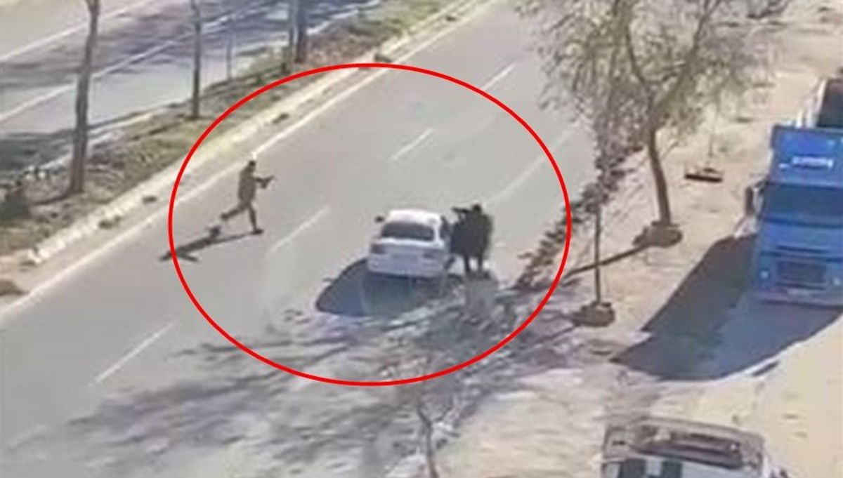 Husumetli aileler cadde ortasında çatıştı: 1 ölü, 2 yaralı Husumetli aileler cadde ortasında çatıştı: 1 ölü, 2 yaralı
