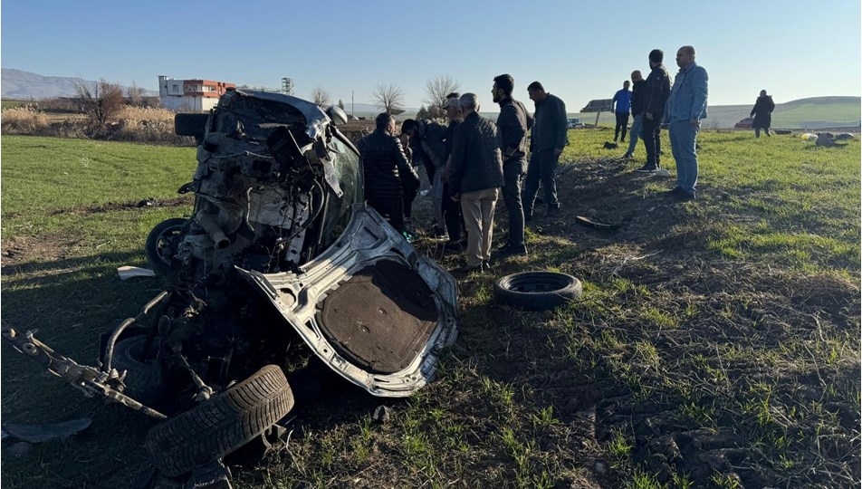 Diyarbakır'da takla atan otomobil hurdaya döndü: 2 yaralı