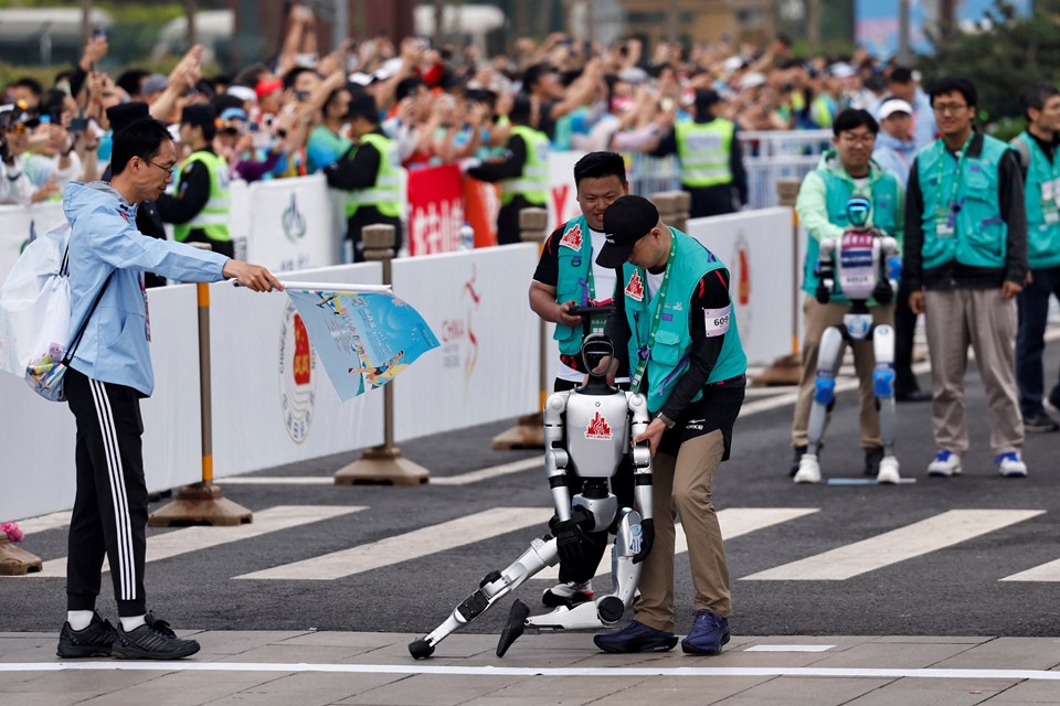 Çinli robotlar insanlara karşı maraton koştu: Yapay zekada çıta yükseliyor - 1