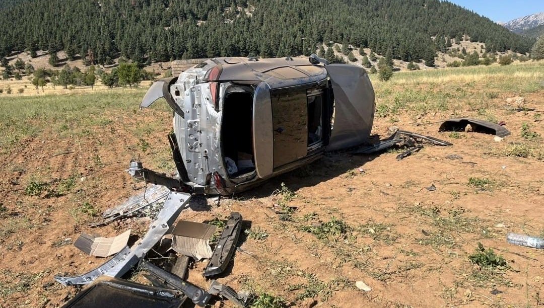 Konya'da otomobil tarlaya devrildi: 2 yaralı