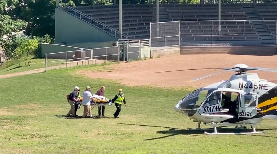 75 yaşındaki Rüşdi helikopterle hastaneye kaldırıldı.