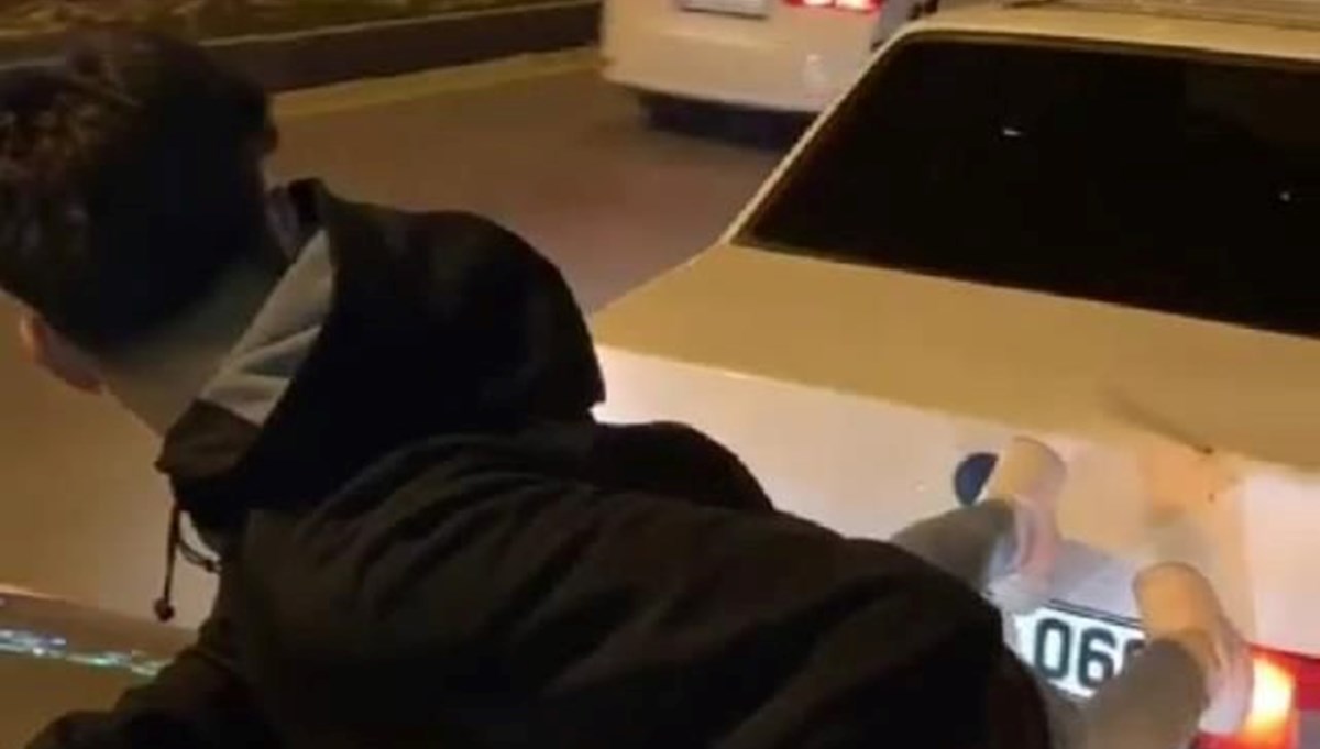 Görenleri şaşkına çevirdi: Yolda kalan aracı ayaklarıyla itti Görenleri şaşkına çevirdi: Yolda kalan aracı ayaklarıyla itti