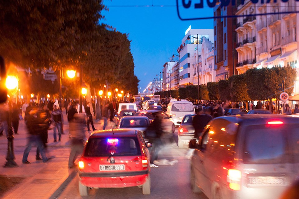 Saat 22.00'deki sokağa çıkma yasağına kadar Tunus sokakları tıklım tıklım.