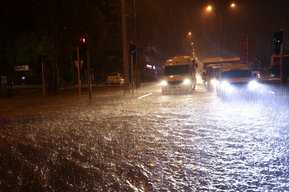 Antalya'da sel ve su baskını: 1 kişi yaşamını yitirdi, 6  ilçede eğitime ara verildi (4 şehir için turuncu kodlu uyarı) - 10