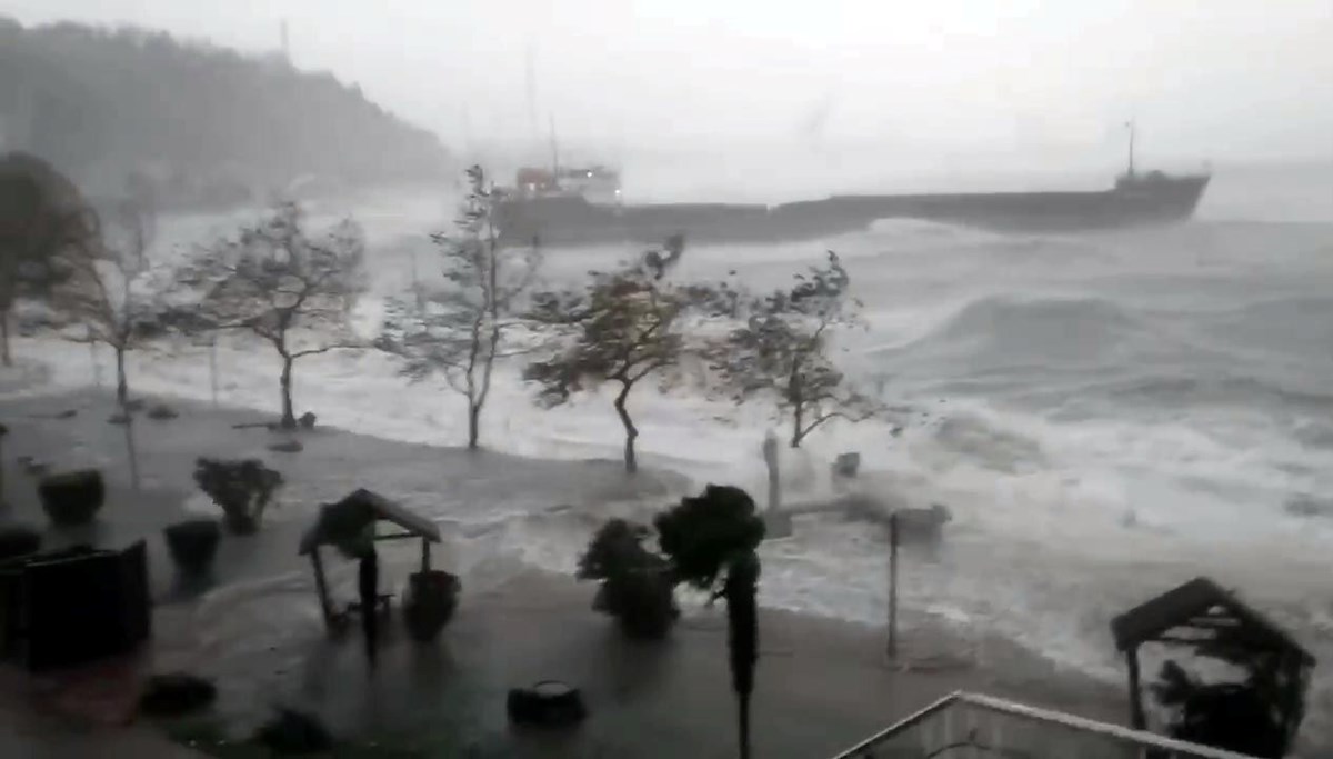 Zonguldak’ta fırtınada bir gemi kayboldu, bir yük gemisi ise karaya oturdu Zonguldak’ta fırtınada bir gemi kayboldu, bir yük gemisi ise karaya oturdu