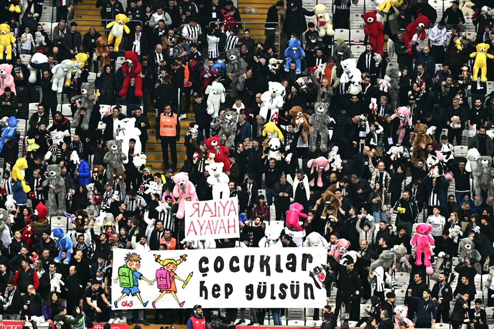Beşiktaş taraftarının depremzede çocuklar için oyuncak yağmuru ünlü yıldızları da ağlattı - 1