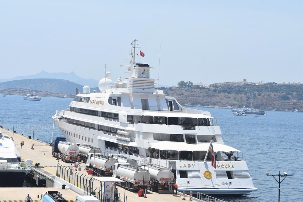 “Lady Moura”ya Bodrum’da 16 milyon liralık yakıt takviyesi |
(Güvertesinde kumsal, içinde tam donanımlı hastane var) - 4