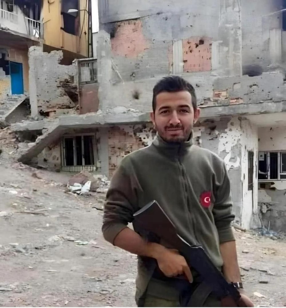 Türkiye şehitlerini uğurladı | Irak’ın kuzeyinde şehit düşen
askerlere gözyaşlarıyla veda - 6