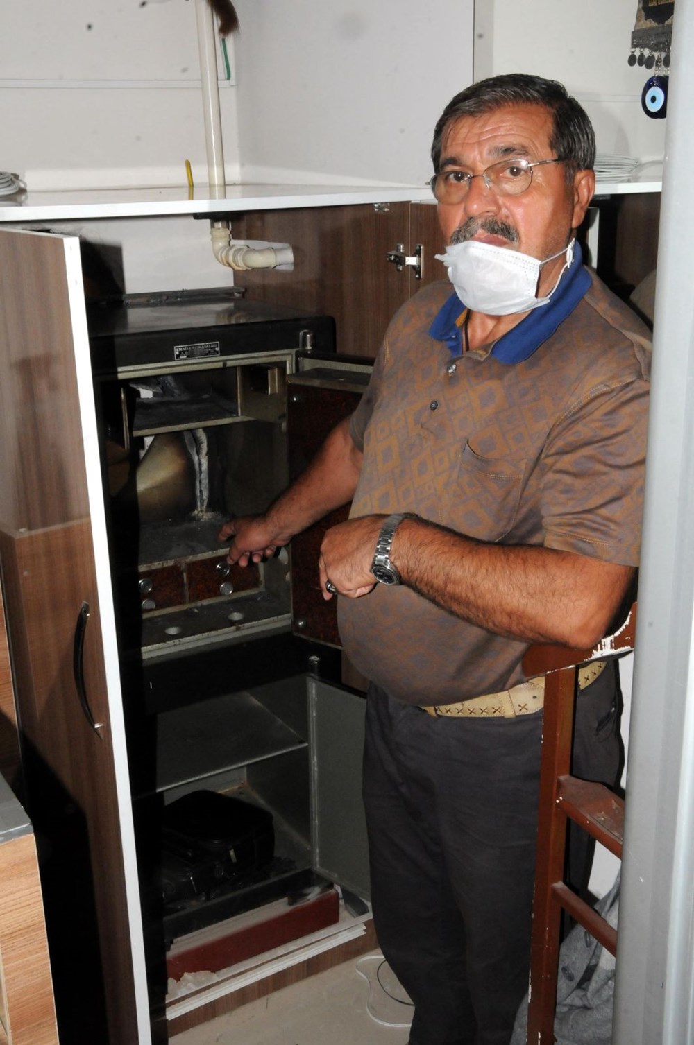 Maskeyle geldiler duvarı kırıp girdikleri kuyumcuyu soydular - 5