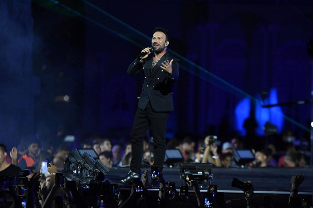 İzmir’de kurtuluş günü coşkusu: Tarkan konserine yüz binlerce kişi akın etti - 18
