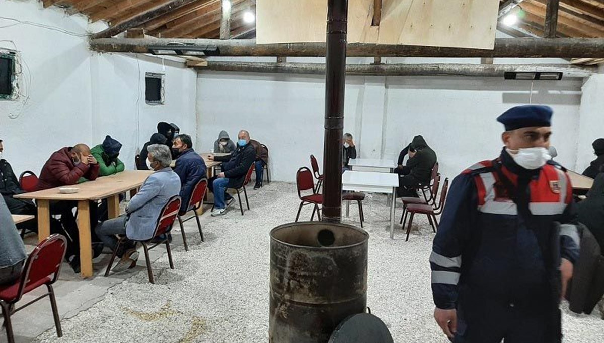 Tavuk çiftliğinde kumar oynarken yakalandılar: 237 bin TL ceza kesildi Tavuk çiftliğinde kumar oynarken yakalandılar: 237 bin TL ceza kesildi