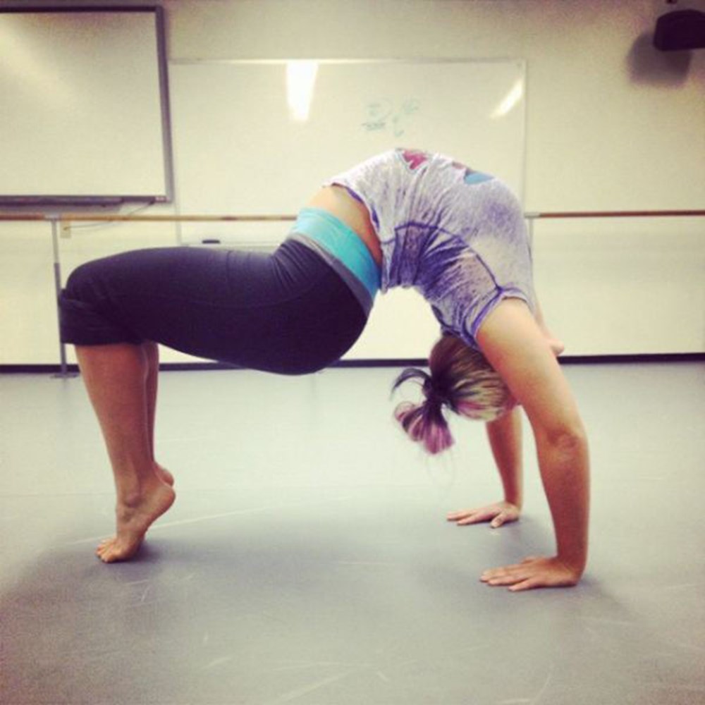 Гибкая девушка сама себе. Гибкие девушки в платьях. Невероятно гибкая девушка. Гибкая девушка сама себе. Очень гибкая.