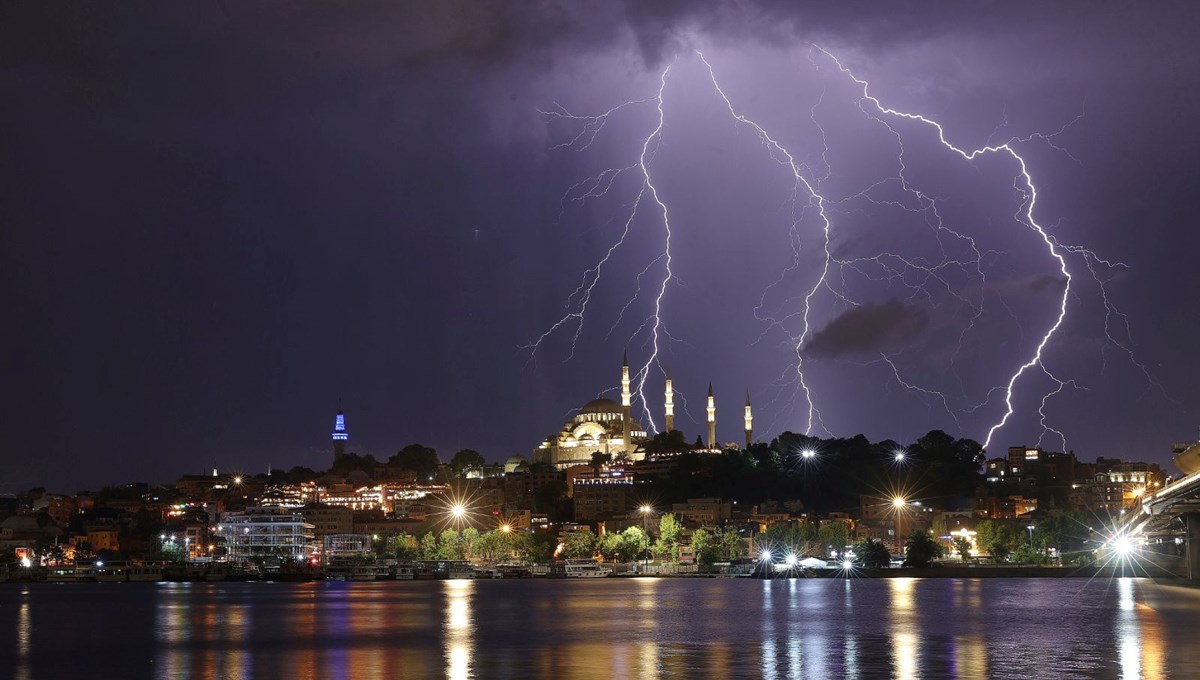 İstanbul'da şimşekler geceyi aydınlattı