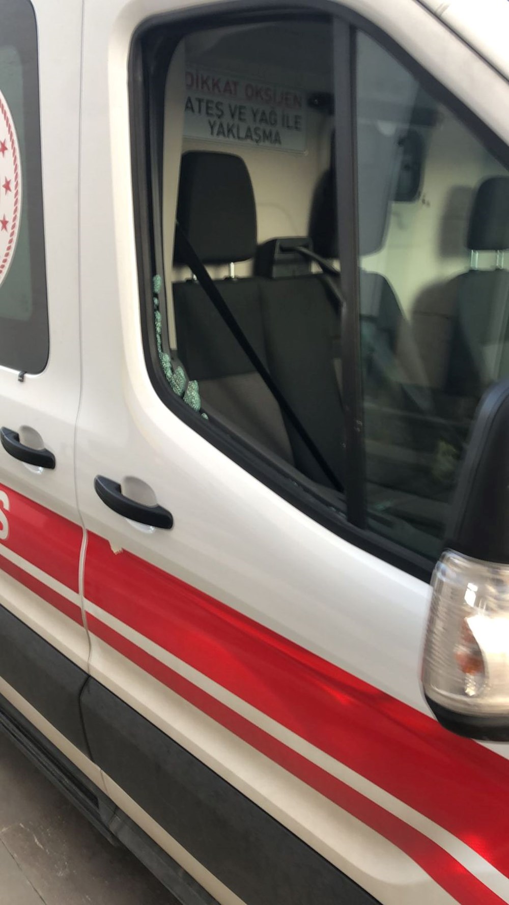 "Geç geldiniz" deyip ambulansa kürekle saldırdı - 2