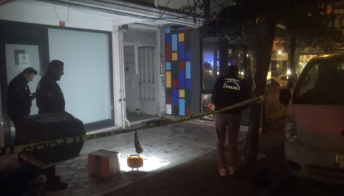 Oğlunu öldürdü, babasını ve annesini bıçaklayıp kaçtı Oğlunu öldürdü, babasını ve annesini bıçaklayıp kaçtı