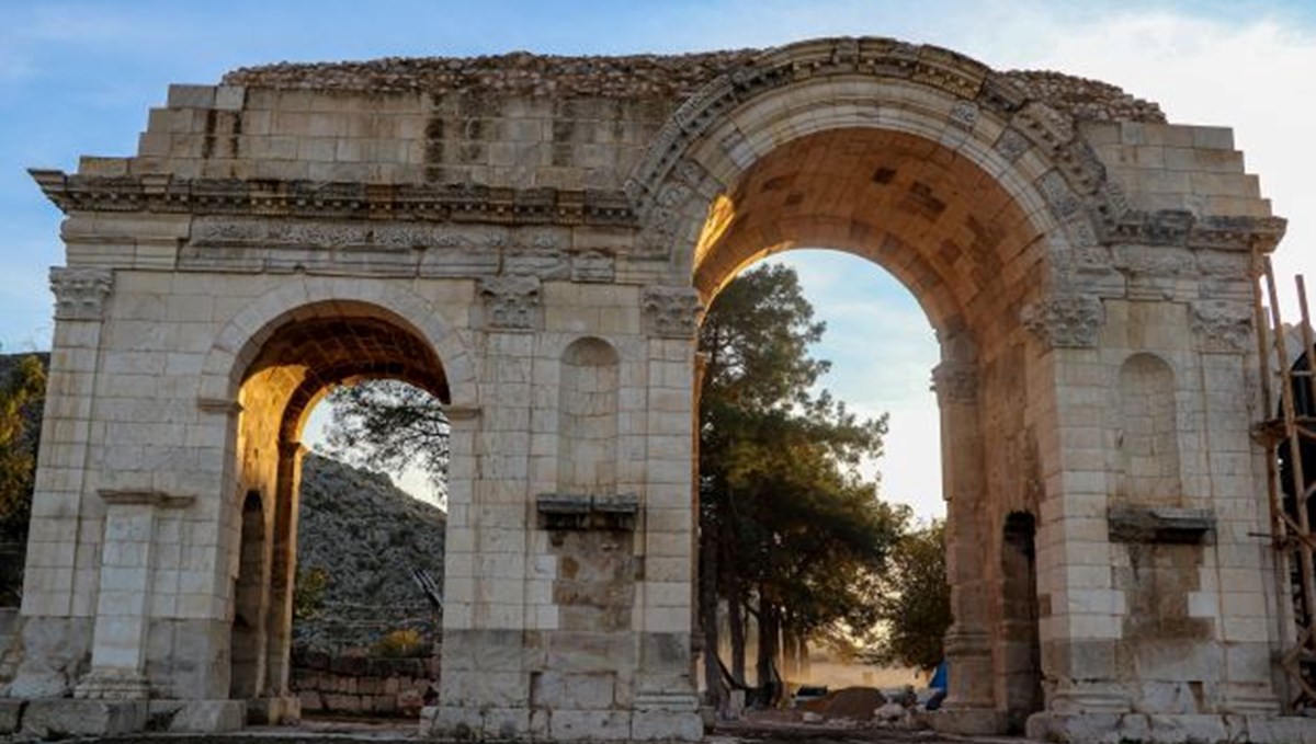 Anavarza Antik Kenti'nde hamam-saray kompleksi bulundu