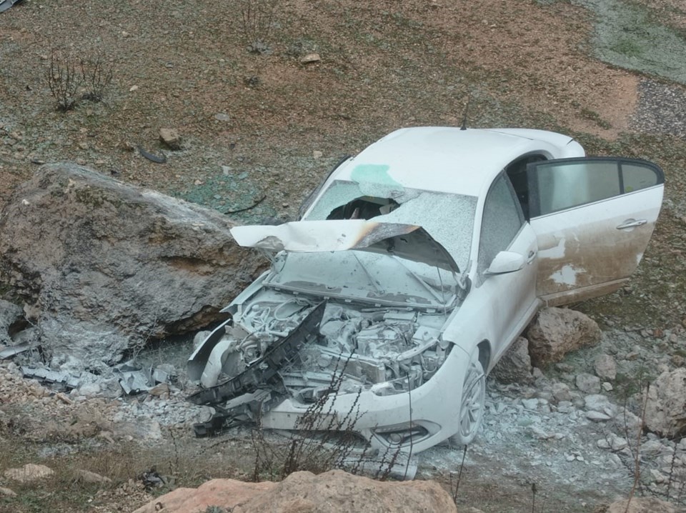 Mardin’de kontrolden çıkan otomobil şarampole devrildi: 4 yaralı - 1