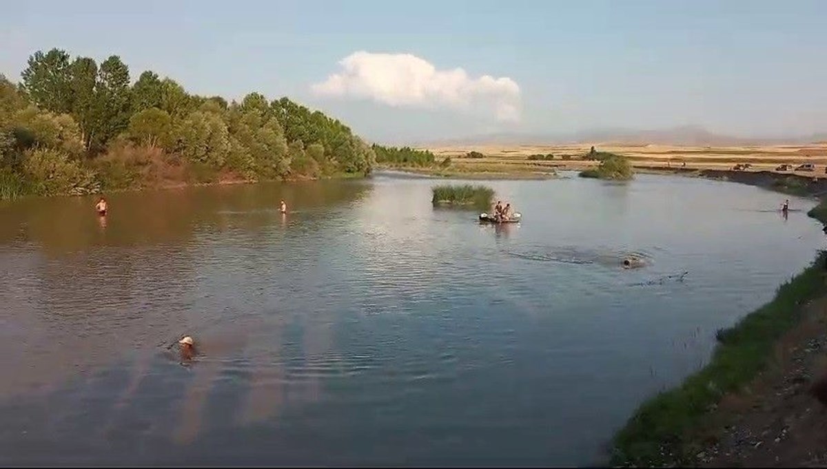 Serinlemek için suya giren 3 çocuktan biri öldü, biri kayıp