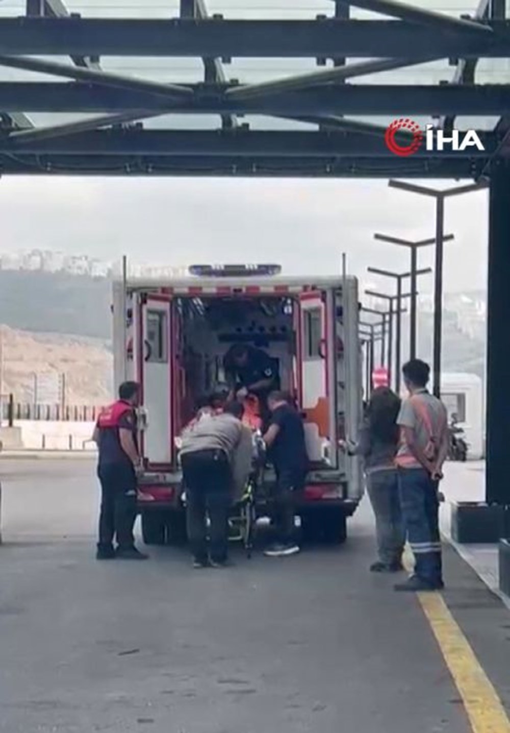 İzmir Bayraklı'da patlama: Ev kısmen yıkıldı, bir yaralı var - 3